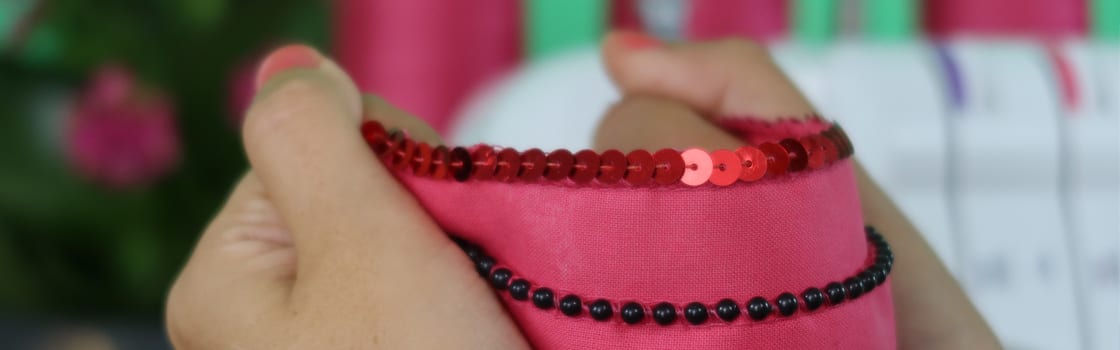 Pailletten und Perlen Overlock